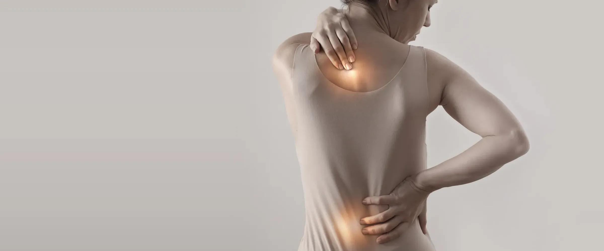 Persona con dolor de espalda y cervicales